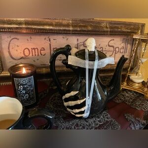 SPOOKY HOLLOW NWOT Halloween Skull Lidded Black & White Skeleton Hand Teapot